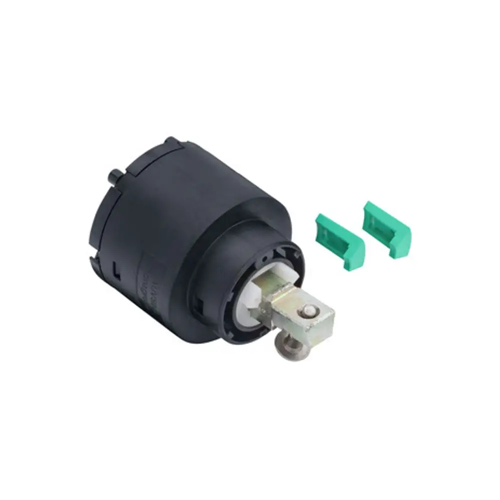Hansgrohe Element zur Ab- und Umstellung für Duschpaneele, abgebildet in schwarzer Farbe mit Metallanschluss und grünen Befestigungsclipteilen.
